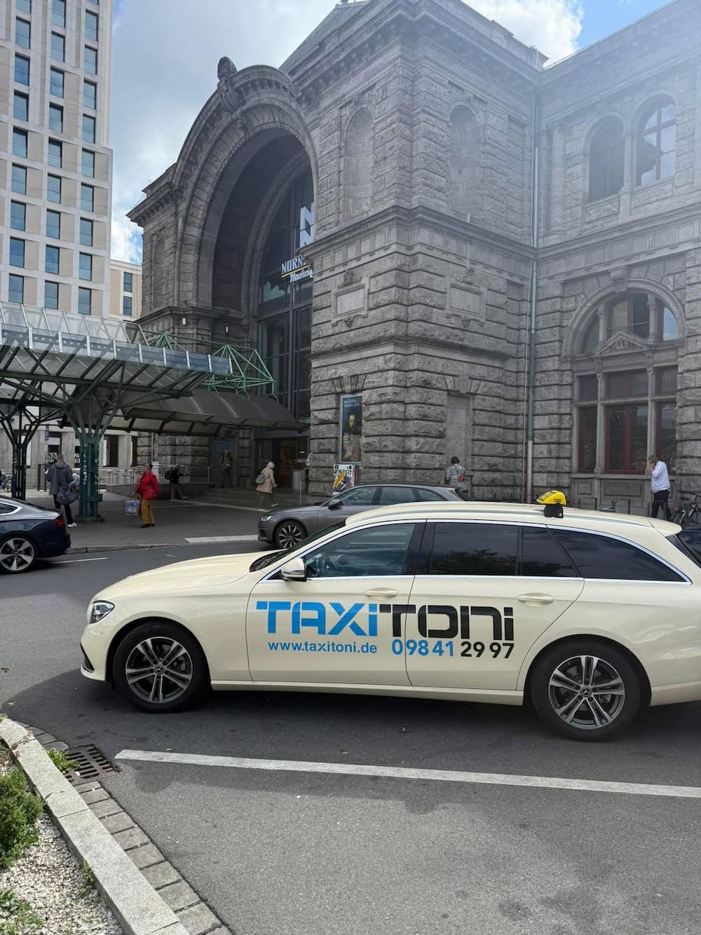 Taxi Toni Fahrzeug am Bahnhof Nürnberg